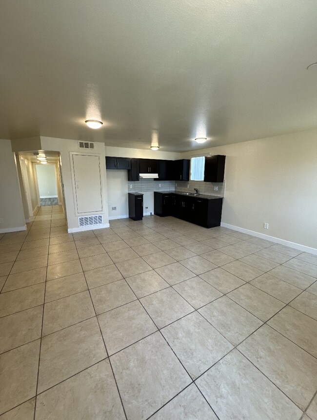 Building Photo - 617, 617 1/2, 619 W 83rd St.