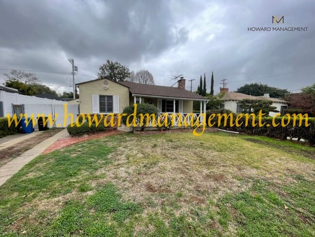 Building Photo - Beautiful home with large Den, hardwood floors, grassy backyard and dettached 2 car garage.