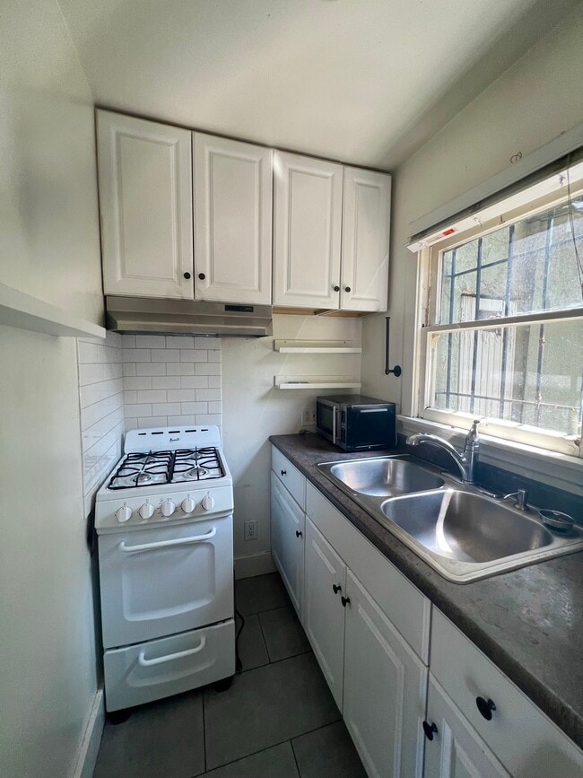 Photo - 1152 1/2 N Sycamore Ave Unit B