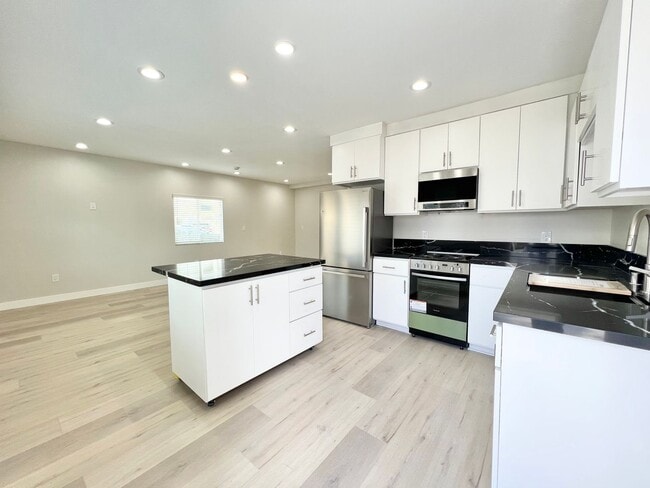 Building Photo - OTP - Broadway & Bonito Unit 1001 E. Broaway - B