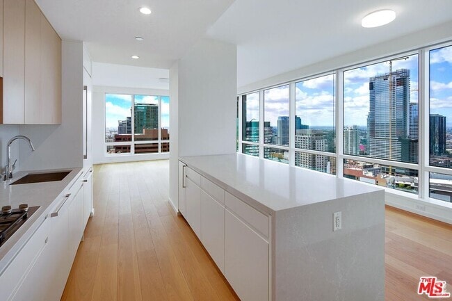 Building Photo - 877 Francisco St Unit 3209 Rental