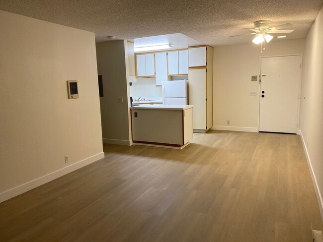 Photo - Spacious One Bedroom in Hillcrest! On-site laundry, and parking garage! Sm dogs OK! Unit 203