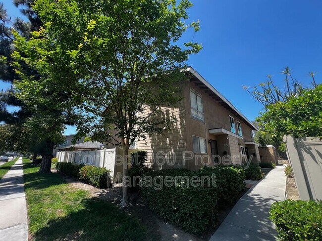 13525 3/4 VILLAGE DR - 13525 3/4 VILLAGE DR House