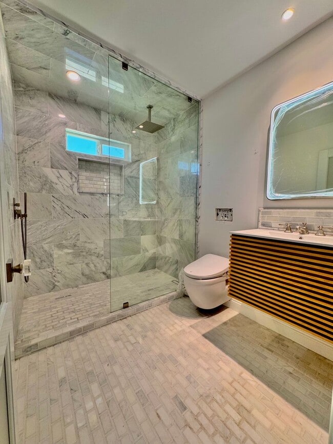 Limited-Time Offer for Qualified Tenants: - Limited-Time Offer for Qualified Tenants: Apartment Unit 12411 Greene