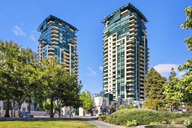 Building Photo - Modern 2 Bed, 2 Bath Condo in the Heart of... Unit 602