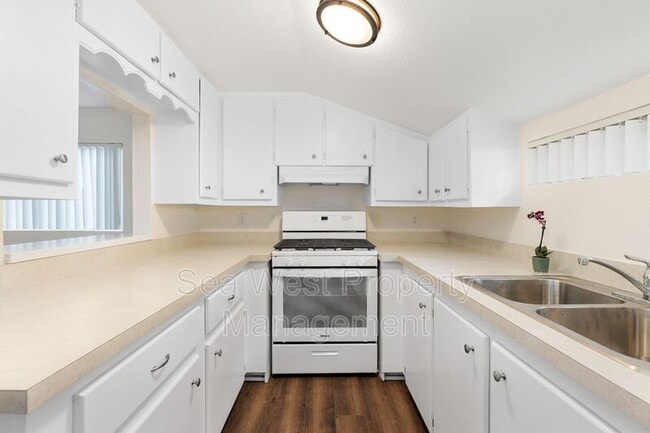 Building Photo - 2409 Newcastle Unit B Rental