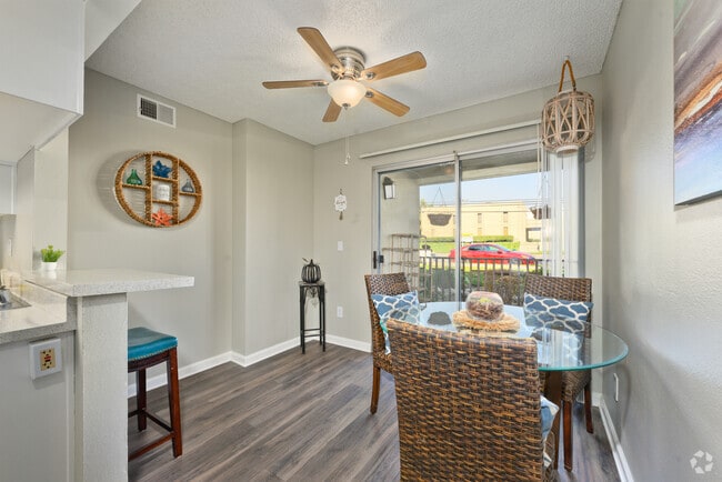 2BR, 2BA - 1060SF - Dining Room - Dakota Creek Apartment Homes