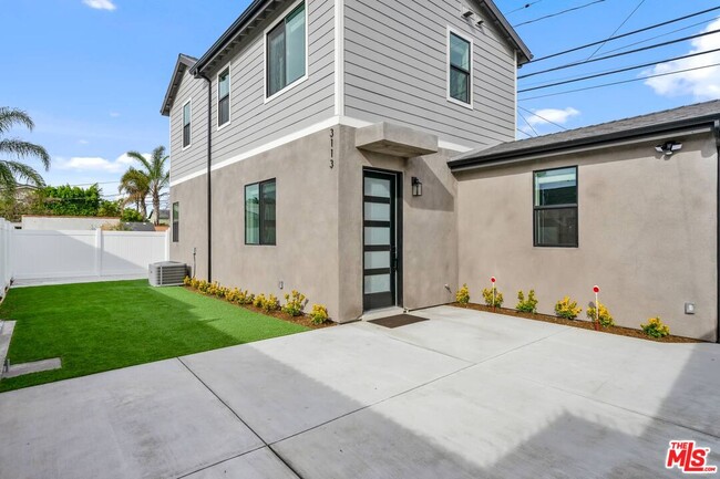 Building Photo - 3113 Hollydale Dr