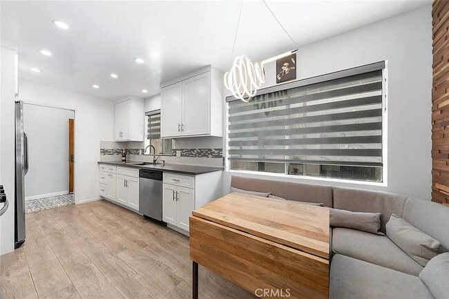 Photo - 2121 E 1st St