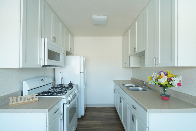 2 Bed - Kitchen - La Privada Valle Poway Apartments