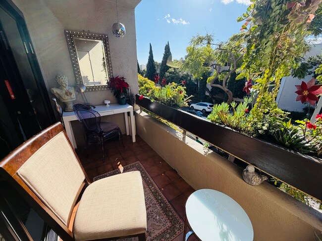 Bright view overlooking one of the best streets on West Hollywood - 950 N Kings Rd Unit Updated Gorgeous Condo
