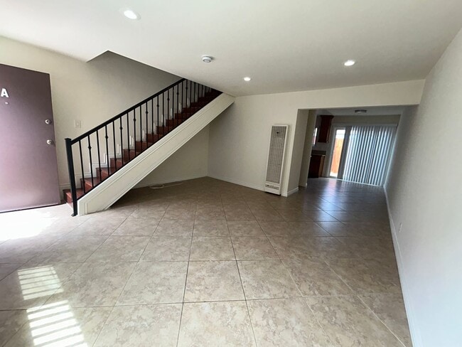 Building Photo - Spacious 2bed 1.5bath Apartment for Rent in Huntington Beach