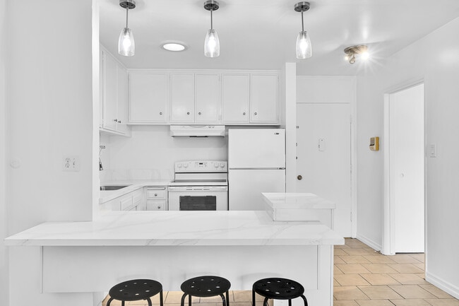 Building Photo - 320 S Gramercy Pl Unit 302