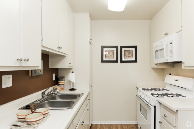 1BR, 1BA - 850 SF - Rosemead Place