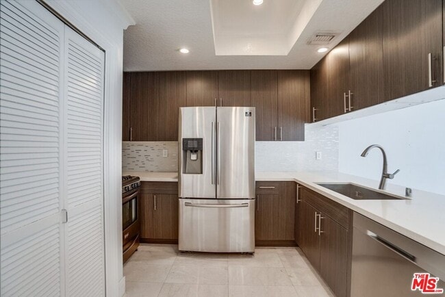 Building Photo - 1034 S Shenandoah St Unit 2