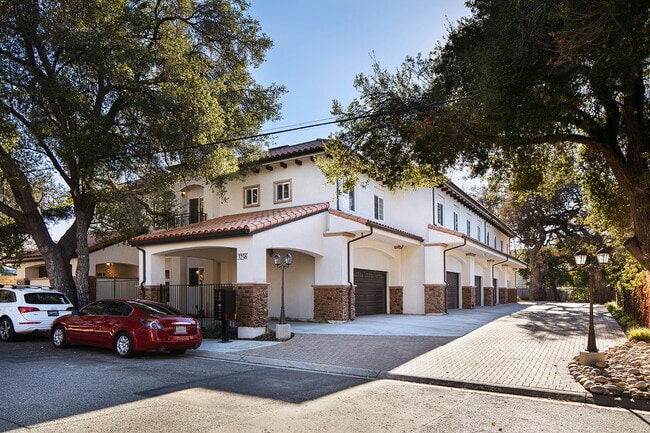Building Photo - 3236 Royal Oaks Dr