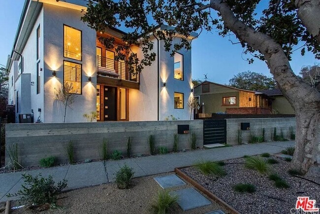 Building Photo - 10921 1/2-11011 Exposition Blvd Rental