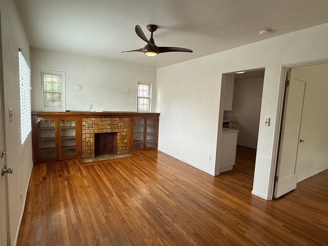 Building Photo - 1 Bedroom 1 Bath Craftsman Style Cottage available NOW