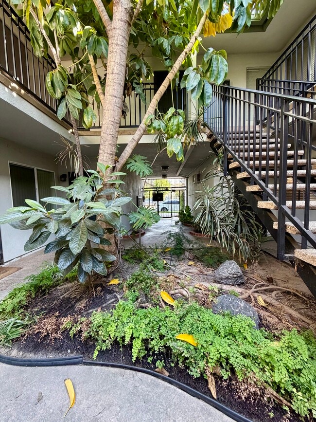 Garden atrium - 3045 E Theresa St Unit 8