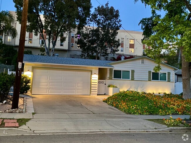 Building Photo - Beautiful 3 Bed/2 Bath Walking Distance fr... Rental