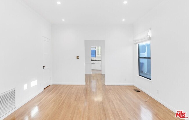 Photo - 1125 1/2 Glenville Dr