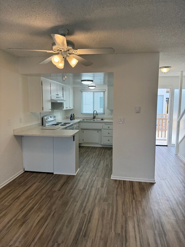 Building Photo - 21107 Victor St Unit Townhouse