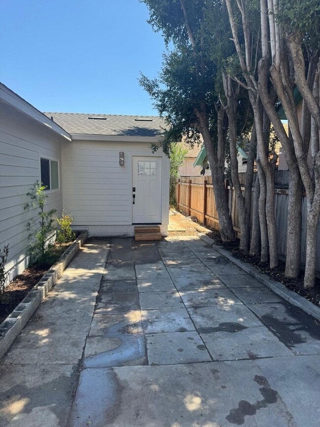 Photo - 2 bedroom 1 bath for rent in the College Area.