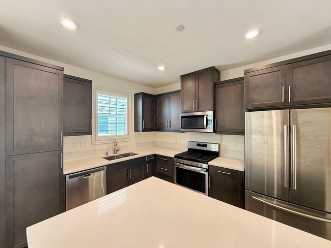 Building Photo - Bright & Inviting 2BR/2.5BA Townhome Near ...