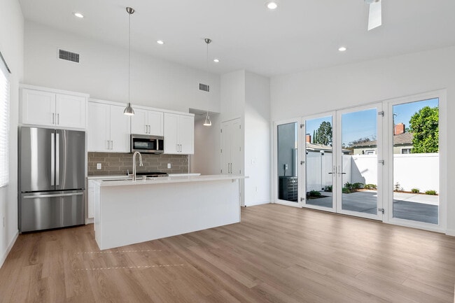 Photo - 15912 Vose St