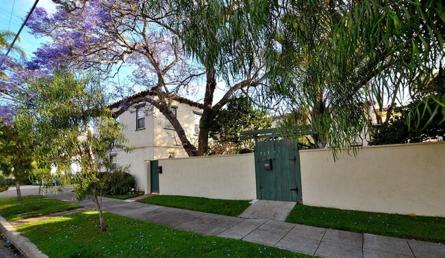 1.Bd/1 Ba in a duplex, in the heart of Cor... - 1.Bd/1 Ba in a duplex, in the heart of Cor... House
