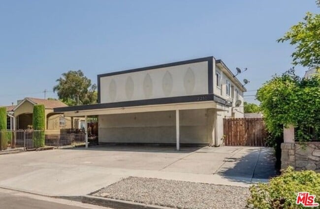 Building Photo - 2210 S Sycamore Ave Unit 3