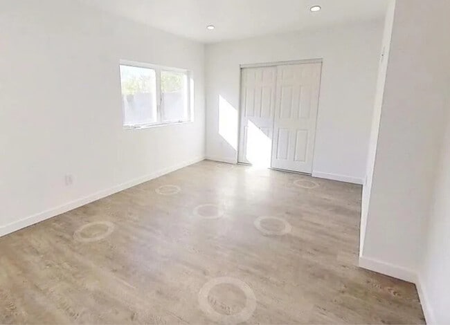 Photo - 570 N Cambridge St