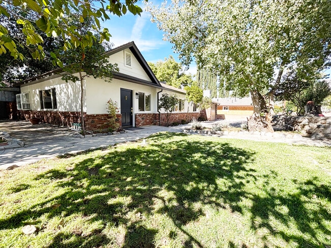 Building Photo - 9739 Pinewood Ave