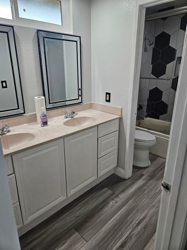 Full bathroom - 4195 Kingsley St