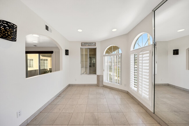 Photo - 408 W Queen St