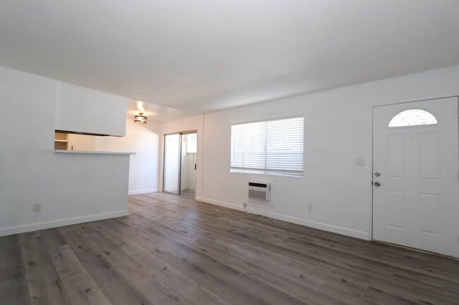 Building Photo - 460 Vista Ave Unit B