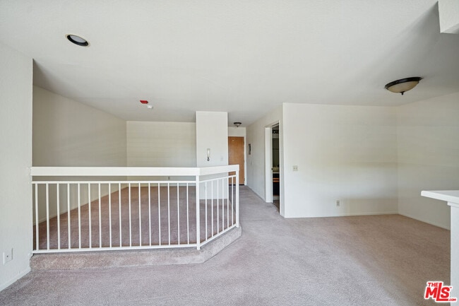 Photo - 1519 N Martel Ave Unit 211