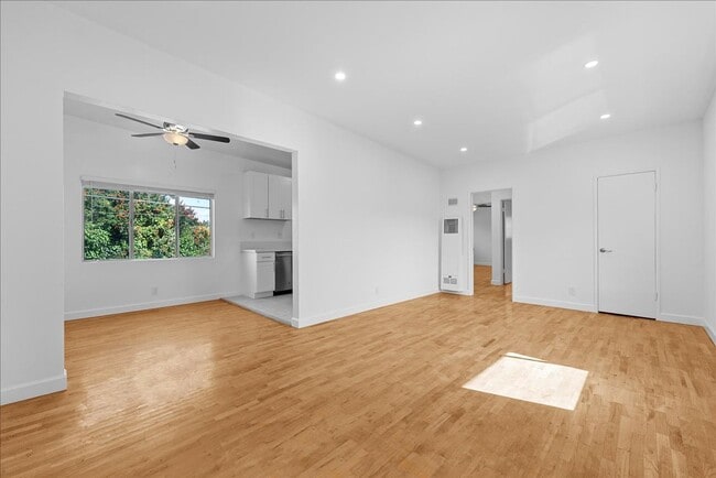 Building Photo - 2464 Penmar Ave Unit 11