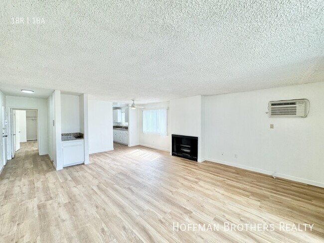 Photo - 1000 N Doheny Dr Unit 100