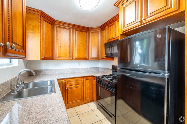 2BR, 1BA - 900SF - Kitchen - Chateau Whitsett Apartments
