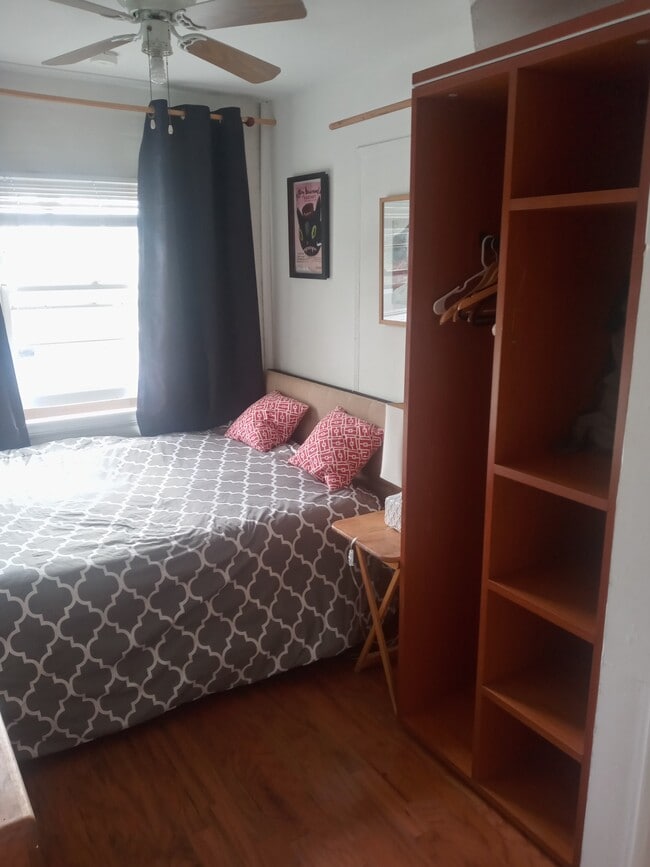 Small bedroom 13ftx71/2 ft - 2023 Cloverfield Blvd Unit F