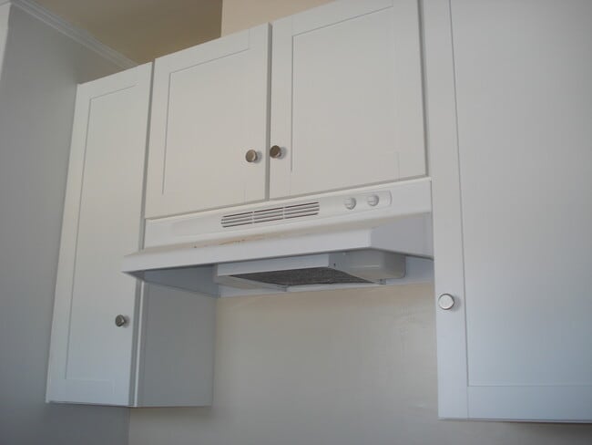 Kitchen cabinets - 1420 N Hollywood Way Unit A