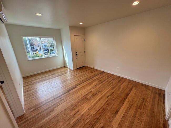 Photo - Remodeled Midtown Apartment- Private Washer/Dryer +AC!! Unit 2161 Channel