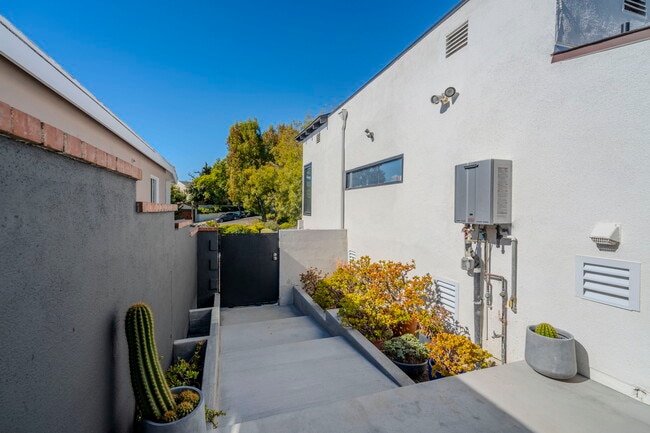 Photo - 1974 Comstock Ave Unit A