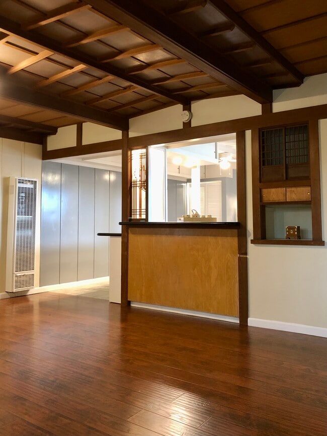 Photo - 2447 Malabar St