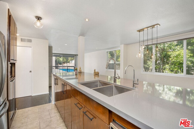 Building Photo - 8535 W Knl Dr Unit 118