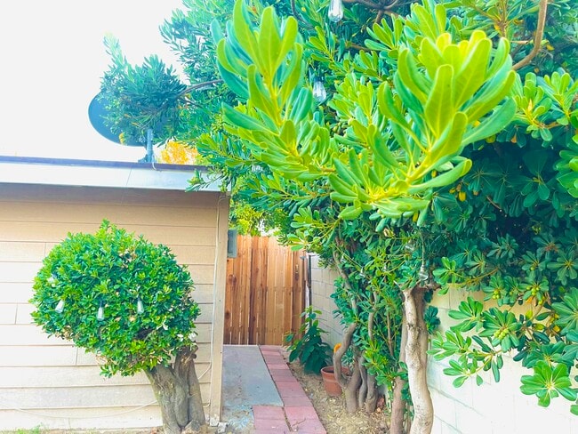 Building Photo - 18548 Arminta St Unit Studio