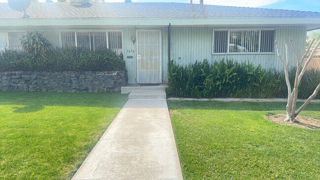 Building Photo - Charming 2bd 1bth Duplex