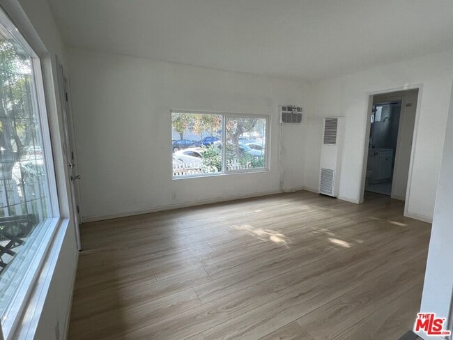 Photo - 2023 Reservoir St