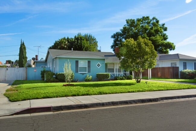 Building Photo - 5942 Birch St